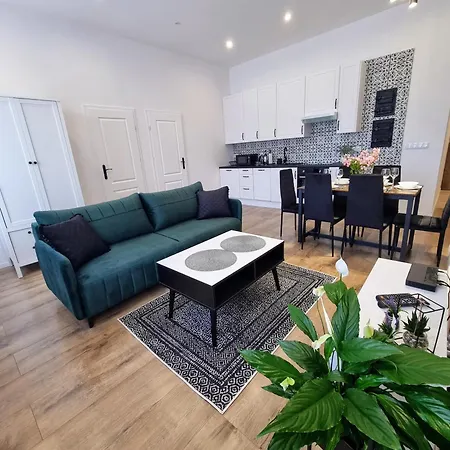 Bialy Kruk Vis-a-vis Jasnej Gory 2a *