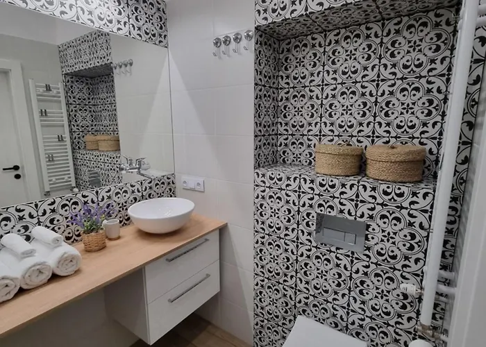 Bialy Kruk Vis-a-vis Jasnej Gory 2a *